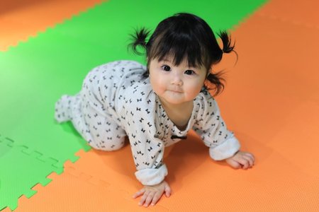 小孩感统课上训练