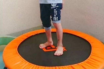小孩在做感统训练