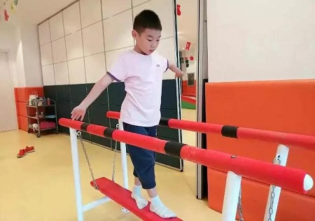 感统失调的孩子在做感统训练