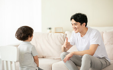 听话的孩子受到表扬